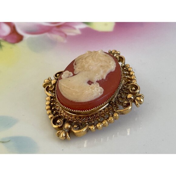Vintage 1970s Avon Gold Tone Cameo Solid Perfume Locket Brooch - Picture 2 of 8